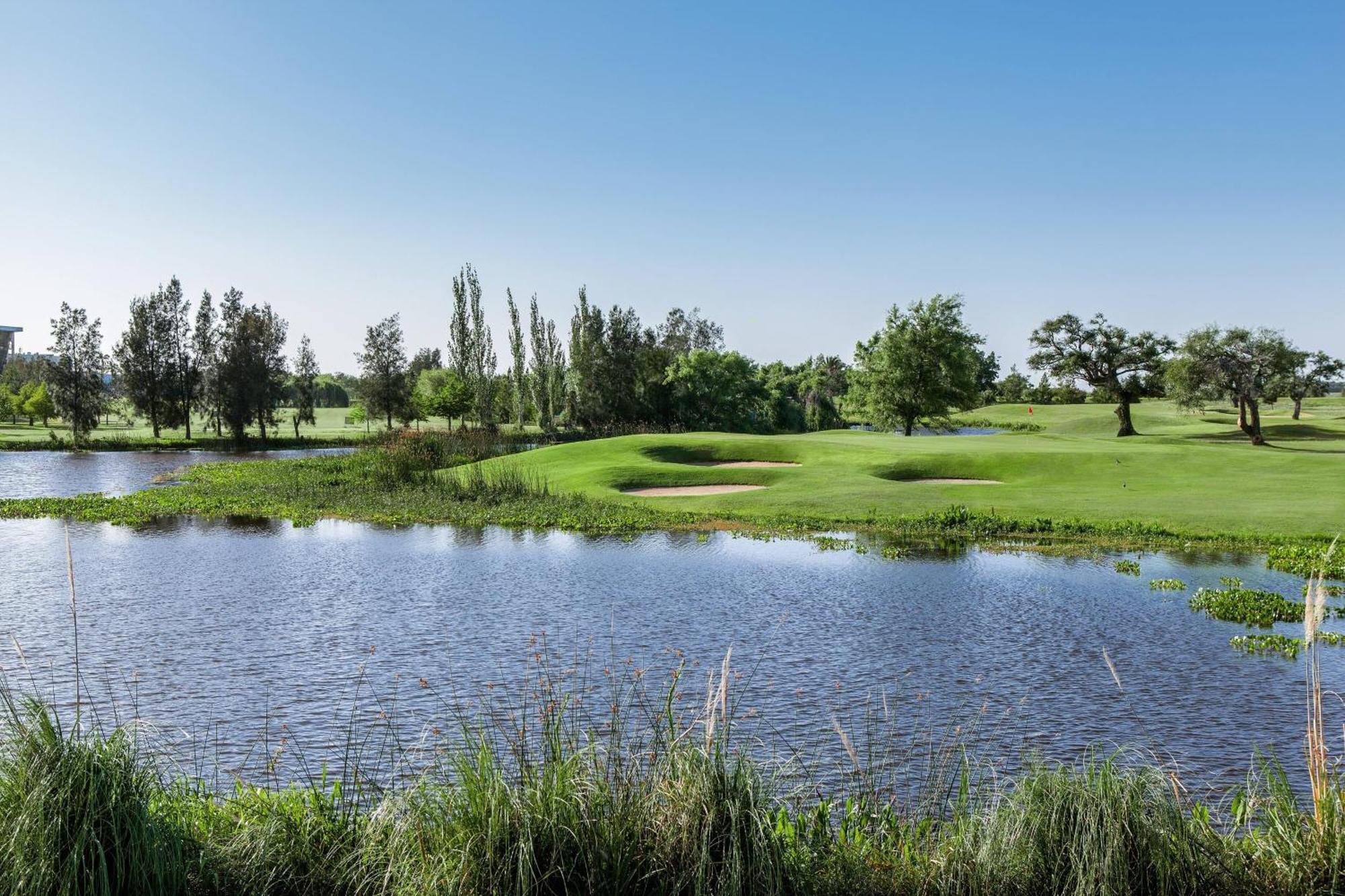Sheraton Colonia Golf & Spa Resort Colonia del Sacramento Exterior photo Golf course in the city