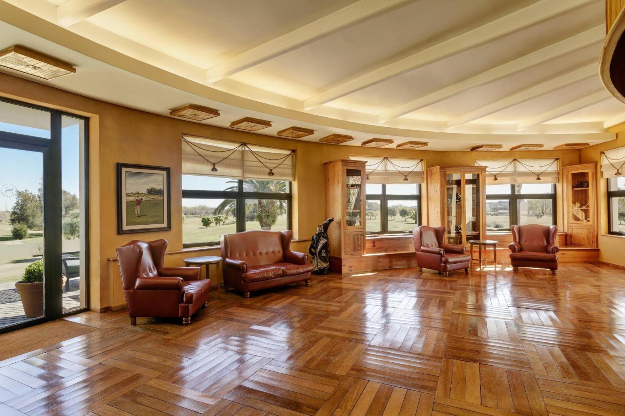 Sheraton Colonia Golf & Spa Resort Colonia del Sacramento Exterior photo Clubhouse interior