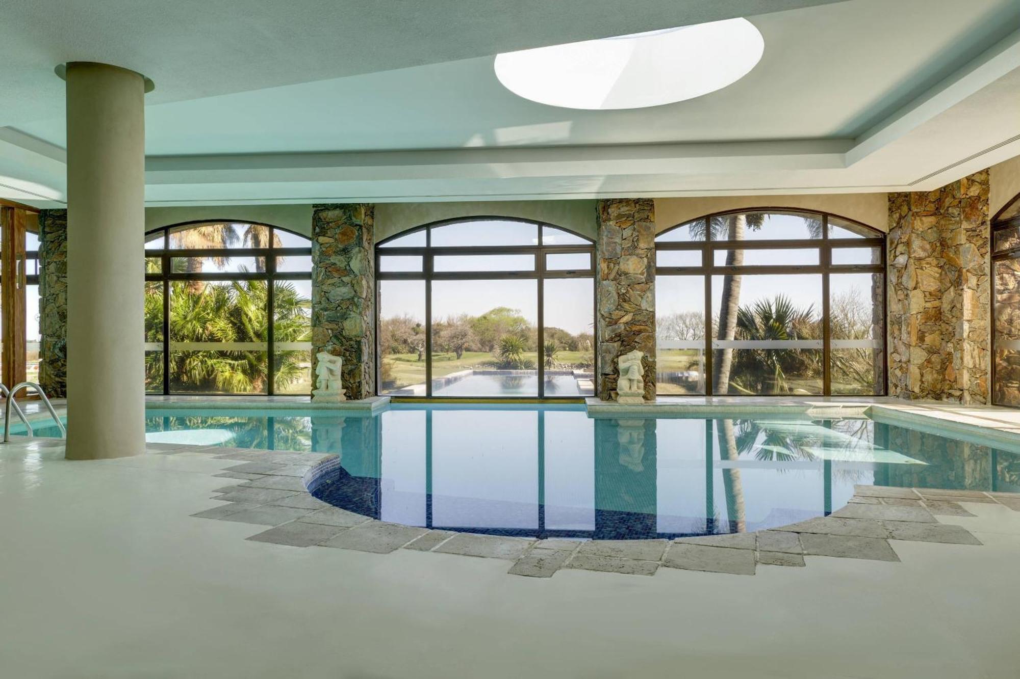 Sheraton Colonia Golf & Spa Resort Colonia del Sacramento Exterior photo The swimming pool at the hotel