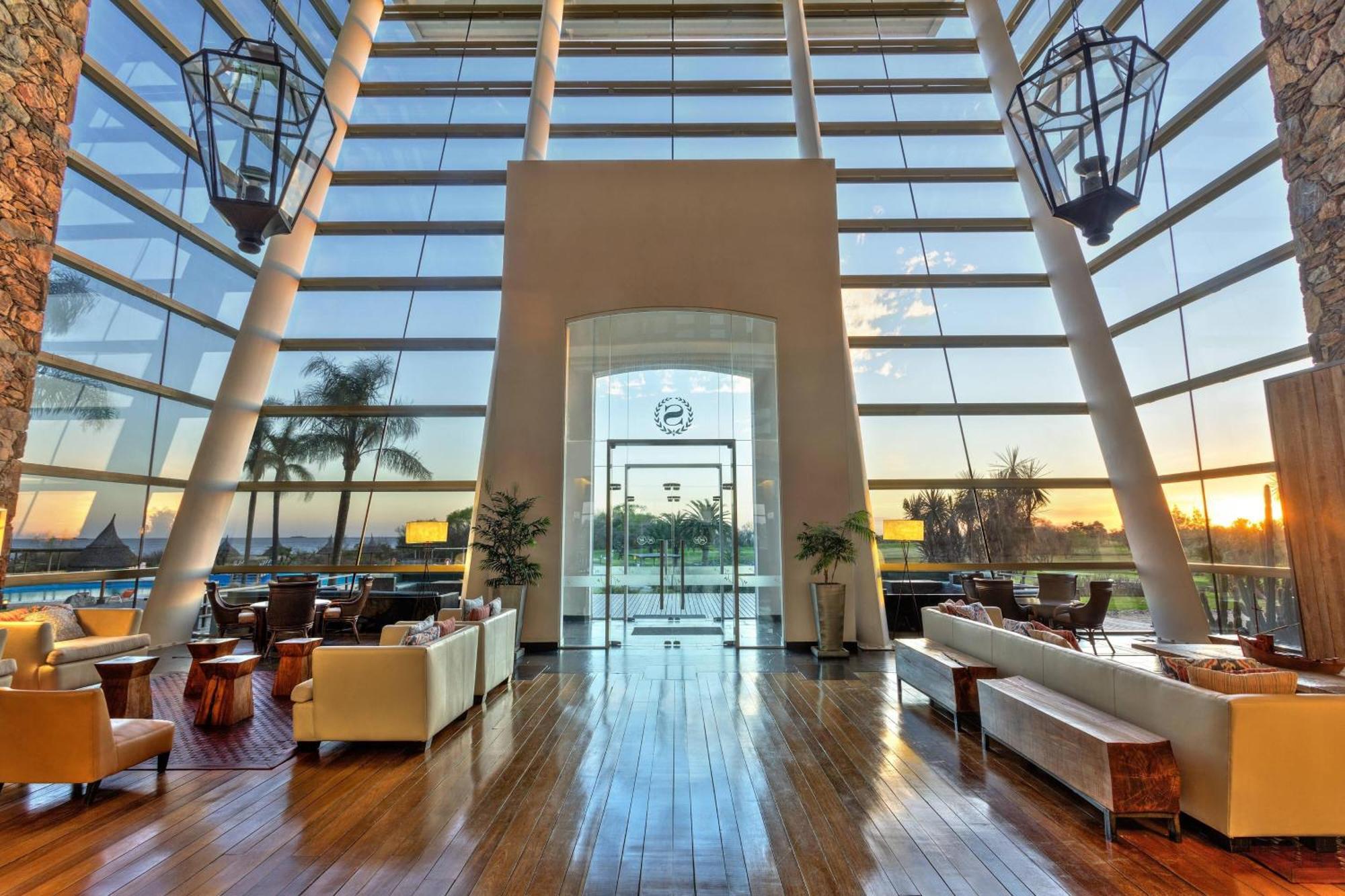 Sheraton Colonia Golf & Spa Resort Colonia del Sacramento Exterior photo The interior of the airport's VIP lounge