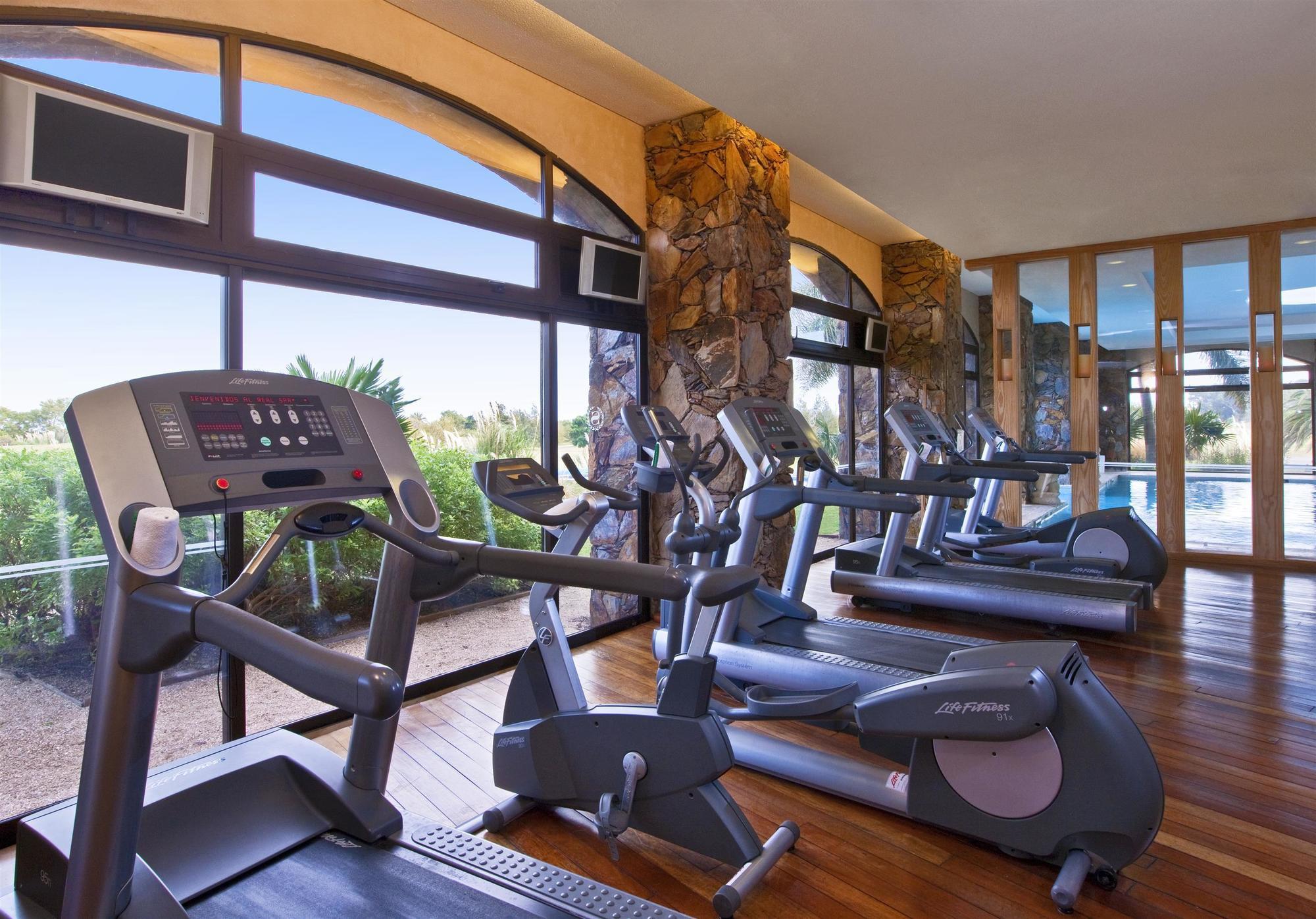 Sheraton Colonia Golf & Spa Resort Colonia del Sacramento Exterior photo A gym at a hotel
